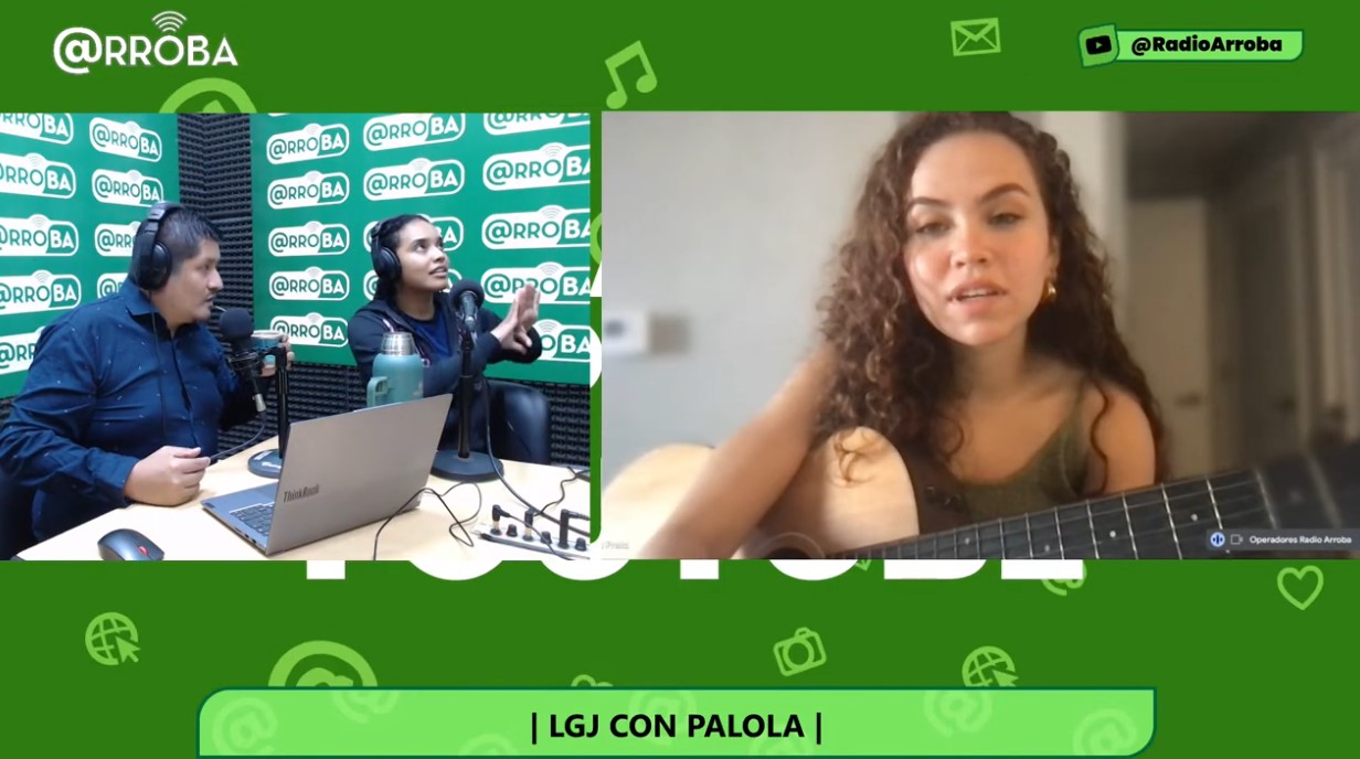 Entrevista de Palola en la gran jugada junto a entrevistadores y tocando guitarra