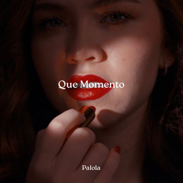 Portada - Cover del nuevo single de Palola - Que momento - Palola con sombras y poca iluminación y labios rojos